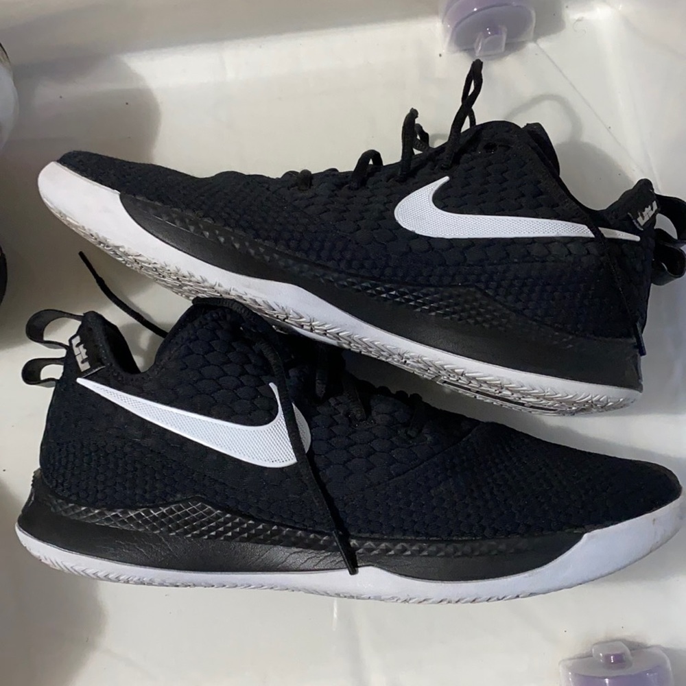 NIKE LeBron Witness III